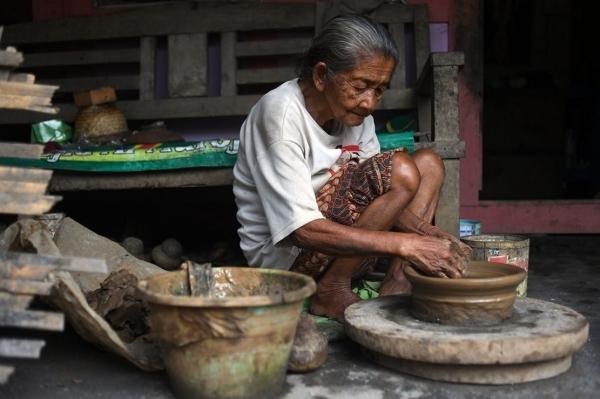 Detail Gambar Perajin Tanah Liat Berfoto Nomer 9