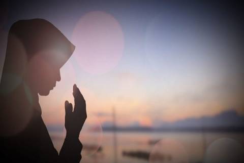 Detail Gambar Perempuan Berdoa Nomer 39