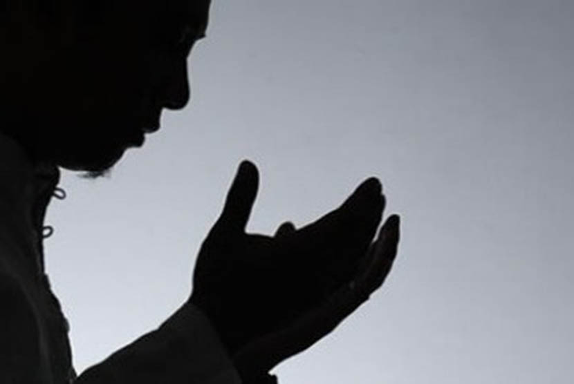 Detail Gambar Perempuan Berdoa Nomer 43