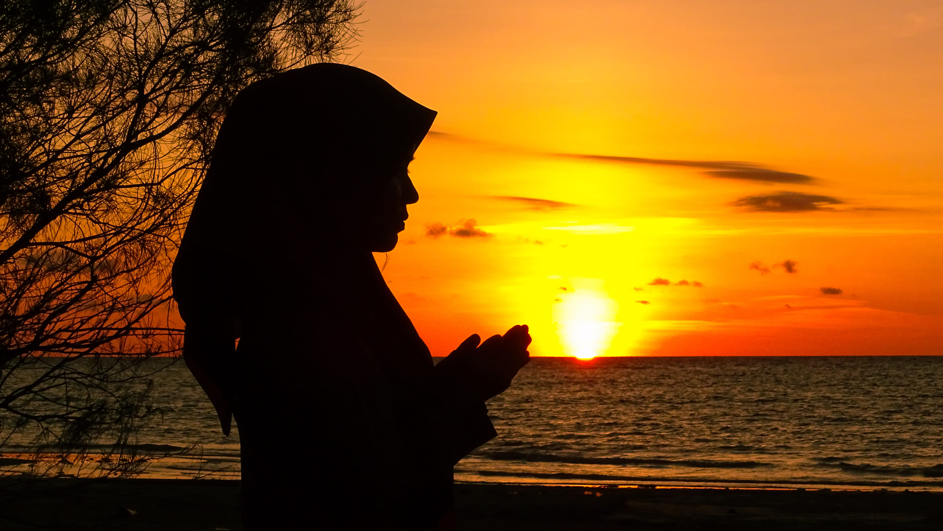 Gambar Perempuan Berkerudung - KibrisPDR