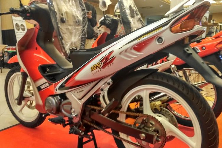 Detail Gambar Perempuan Naik Motor 125zr Nomer 15