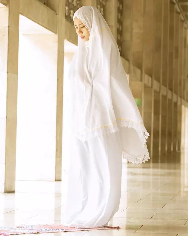 Detail Gambar Perempuan Sholat Nomer 27