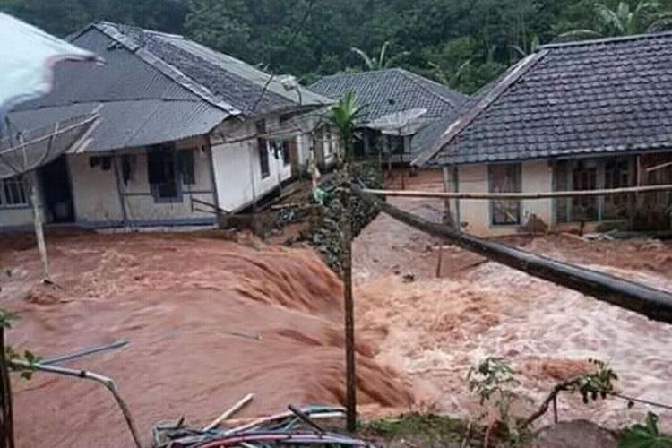 Download Gambar Peristiwa Alam Banjir Nomer 9