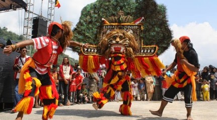 Detail Gambar Perlombaan Tarian Jawa Timur Nomer 41