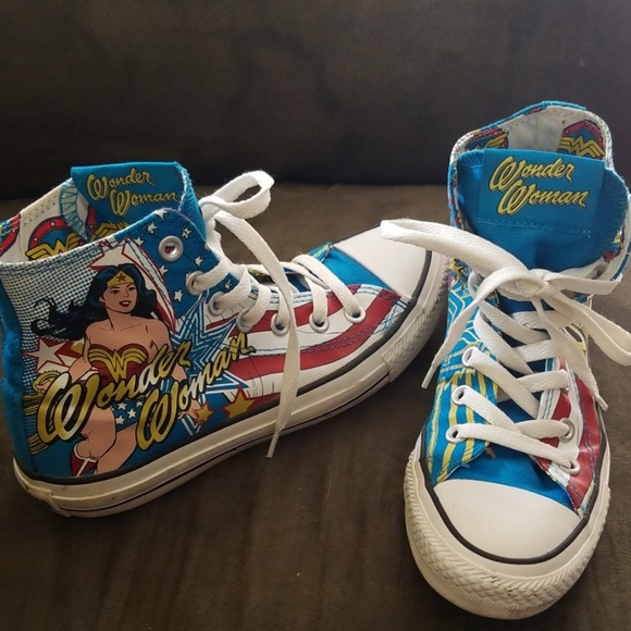 Detail Converse Wonder Woman Chucks Nomer 52