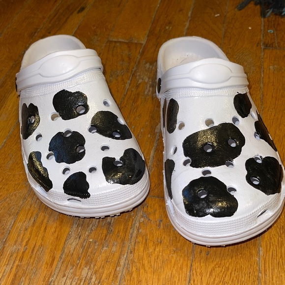 Detail Cow Painted Crocs Nomer 14