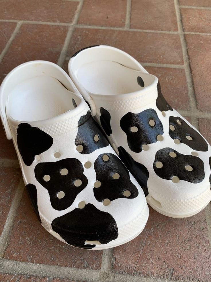 Detail Cow Print Crocs Nomer 2