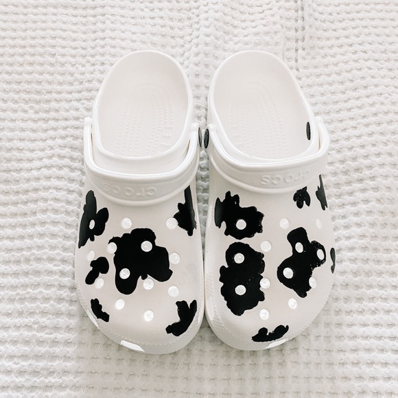 Detail Cow Print Crocs Nomer 35