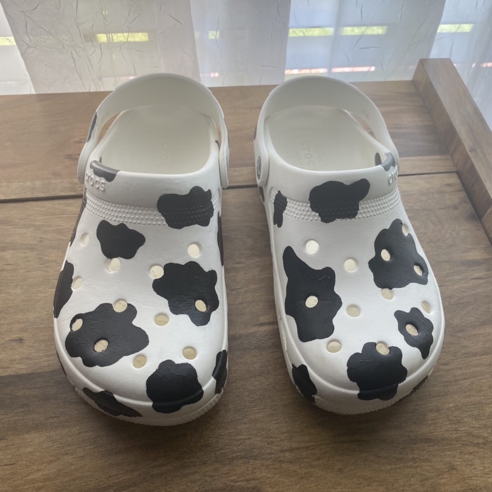 Detail Cow Print Crocs Nomer 42