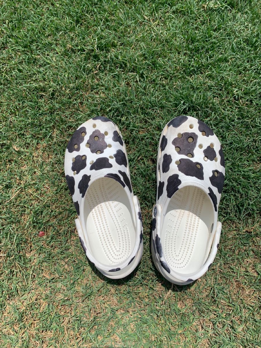 Detail Cow Print Crocs Nomer 7