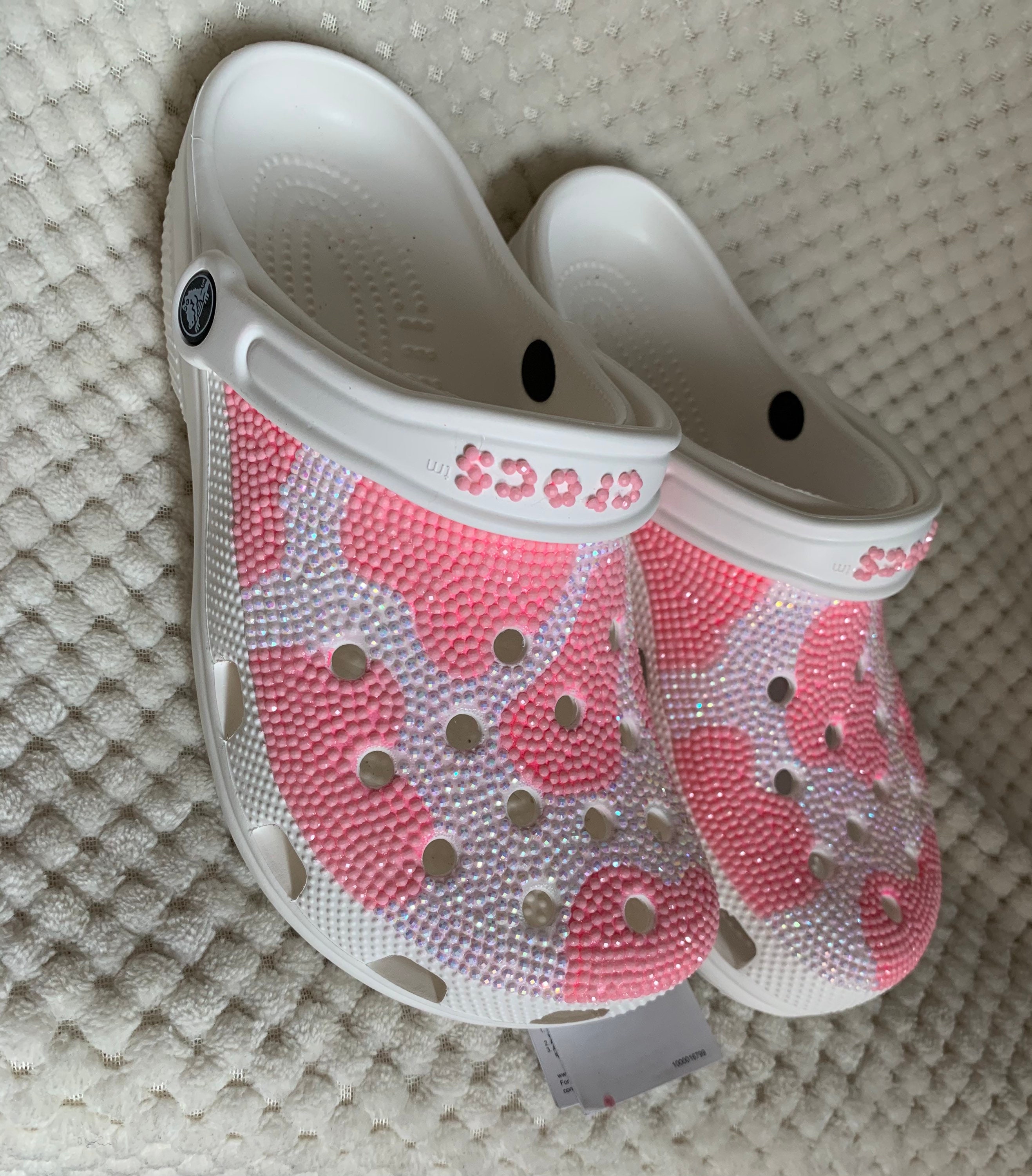 Detail Cow Print Crocs Nomer 9