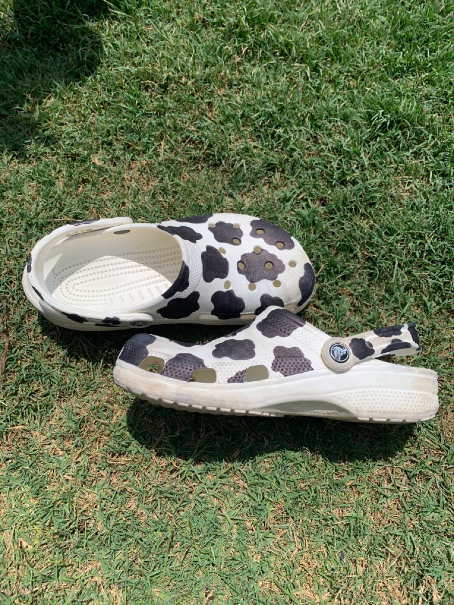 Detail Cow Print Crocs Nomer 10