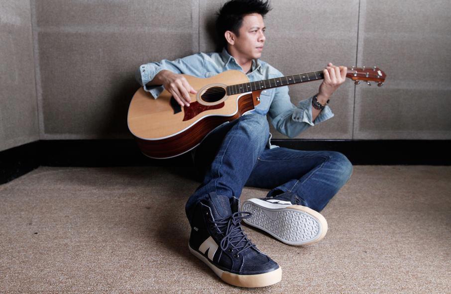 Detail Cowo Main Gitar Nomer 11