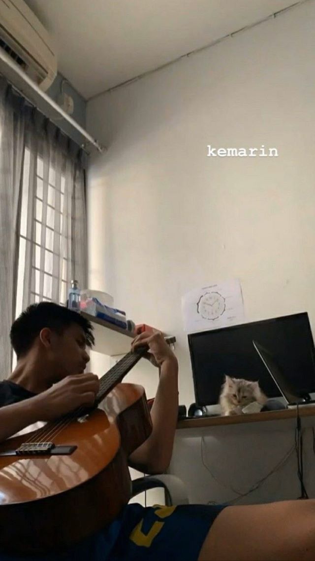 Detail Cowo Main Gitar Nomer 19