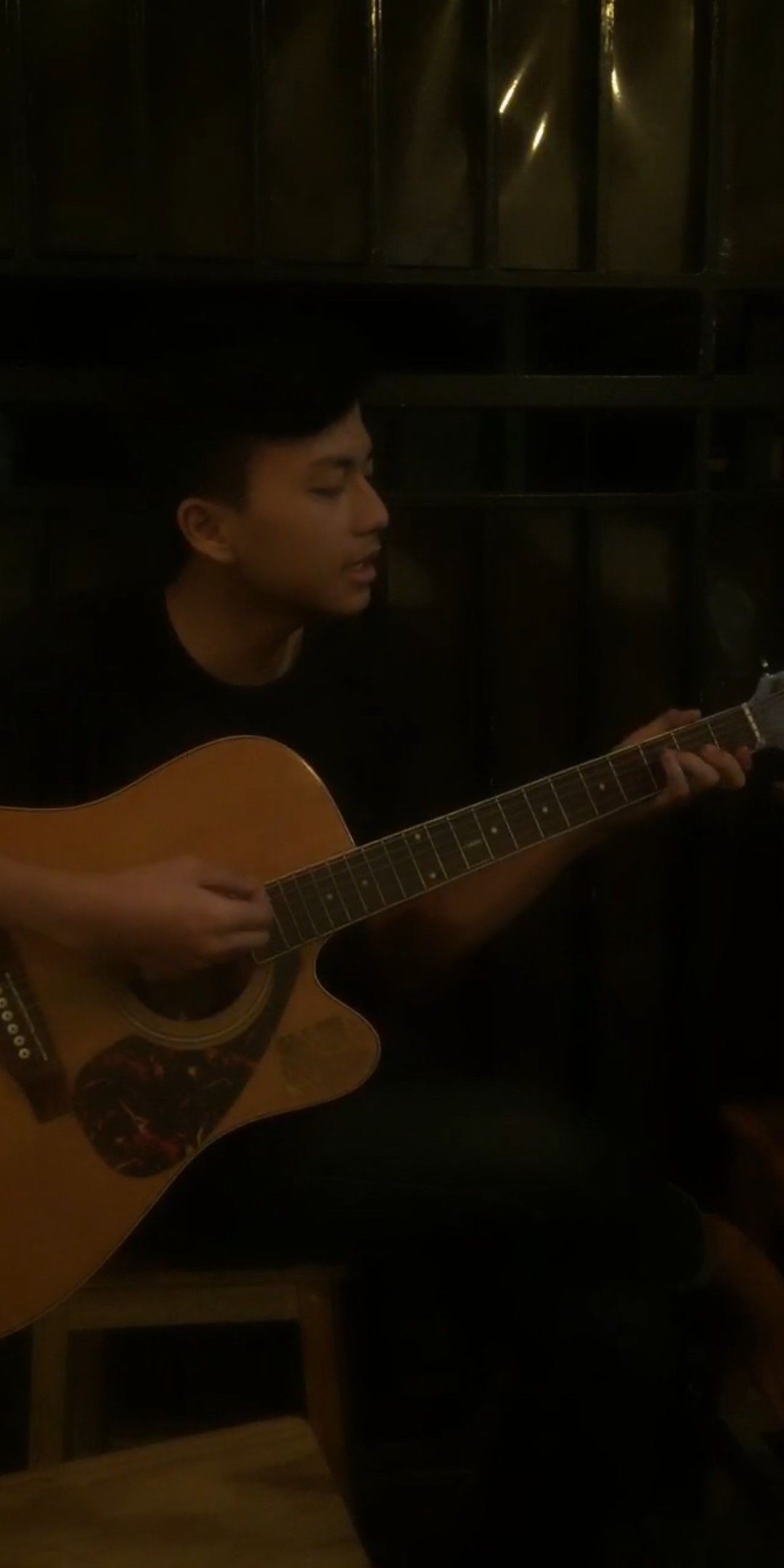 Detail Cowo Main Gitar Nomer 23