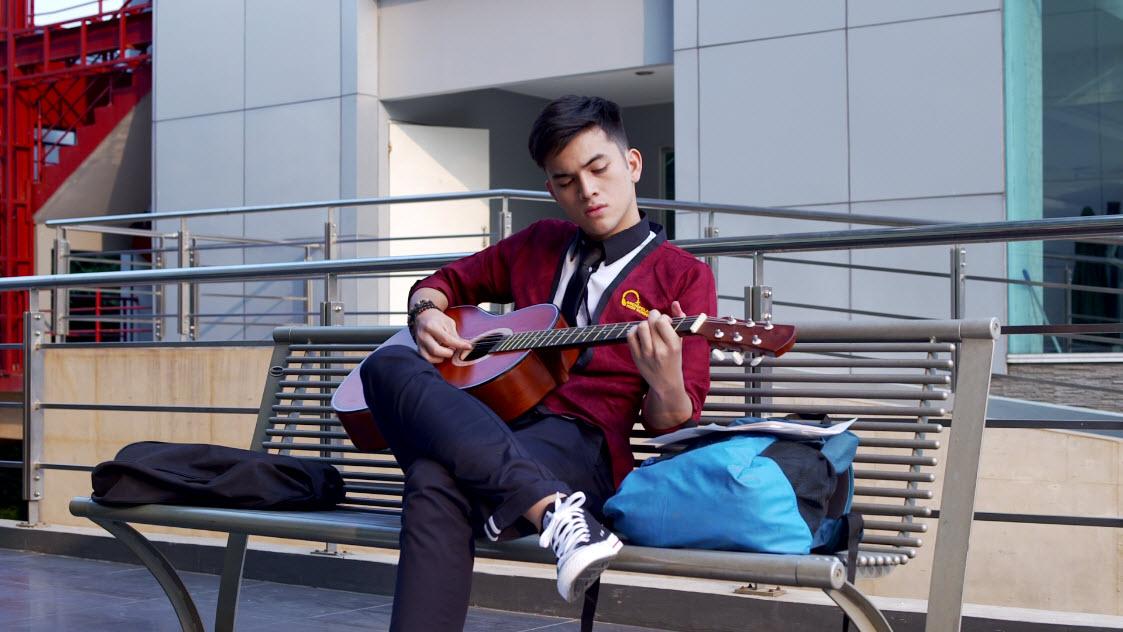 Detail Cowo Main Gitar Nomer 35