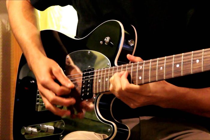 Detail Cowo Main Gitar Nomer 36