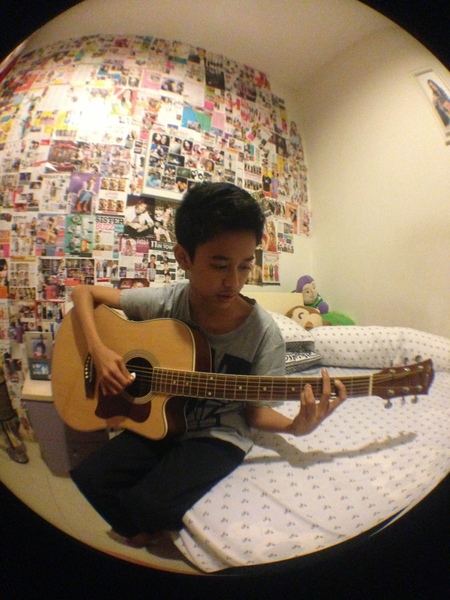 Detail Cowo Main Gitar Nomer 44