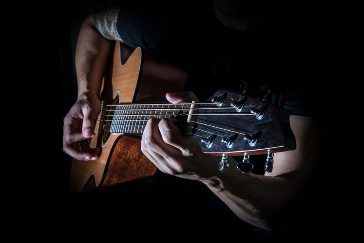 Detail Cowo Main Gitar Nomer 6