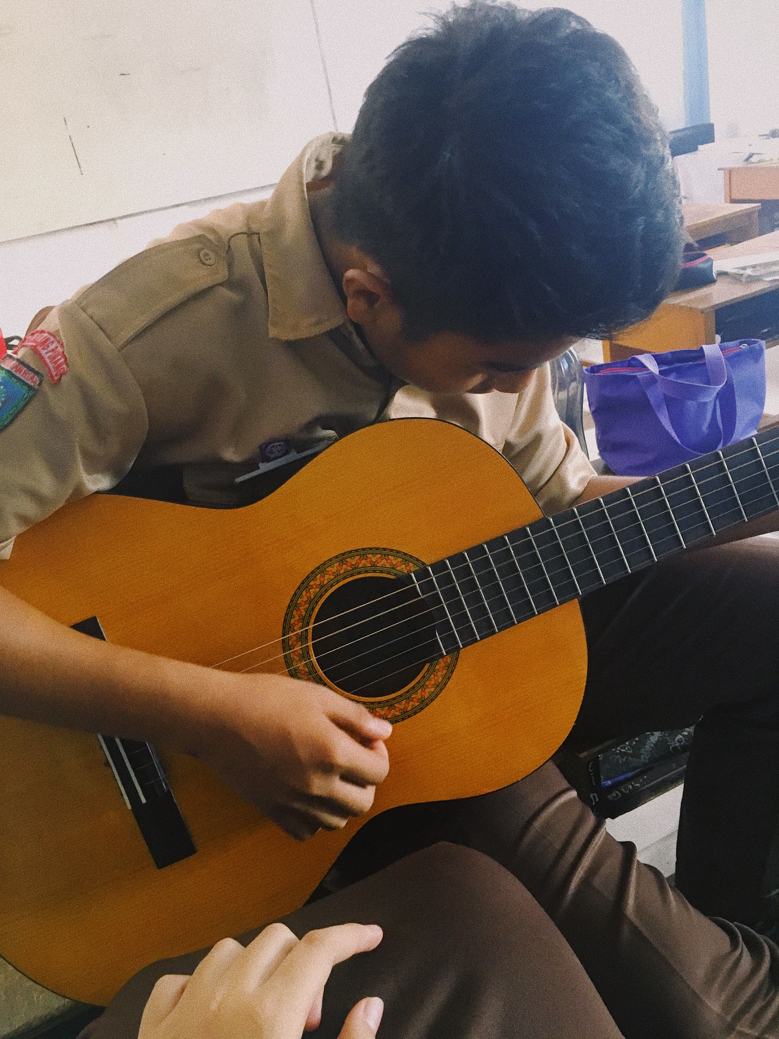 Detail Cowo Main Gitar Nomer 9