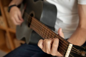Detail Cowo Main Gitar Nomer 10
