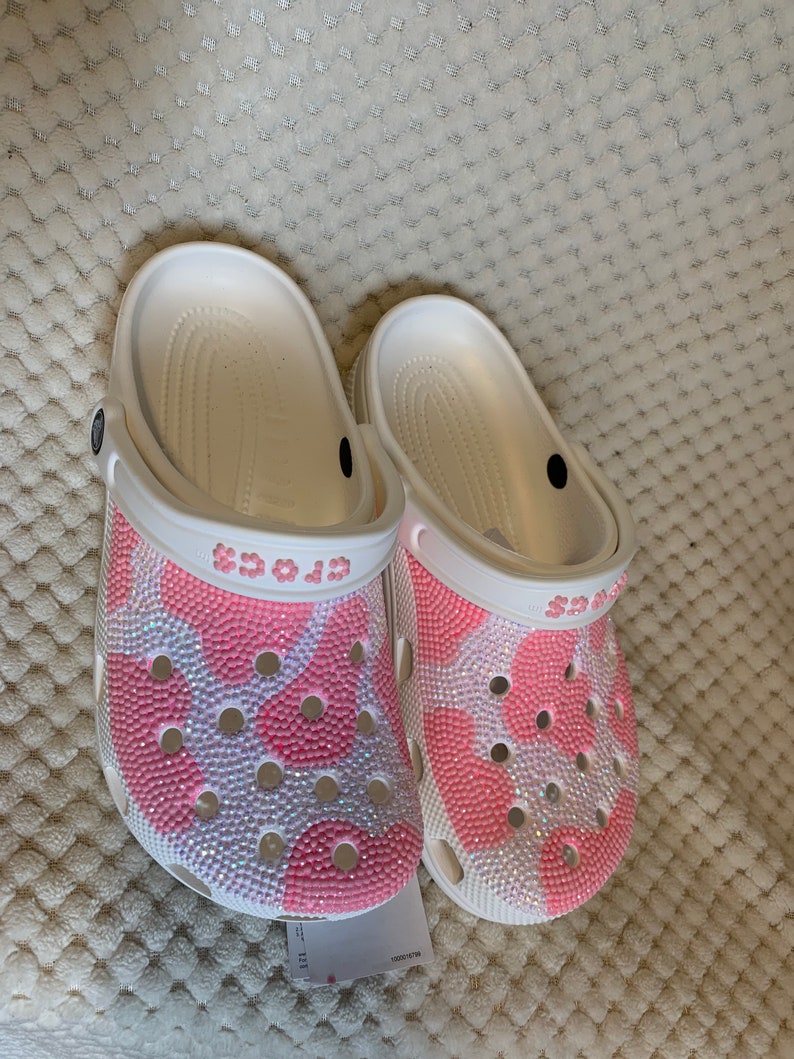 Detail Cowprint Crocs Nomer 52