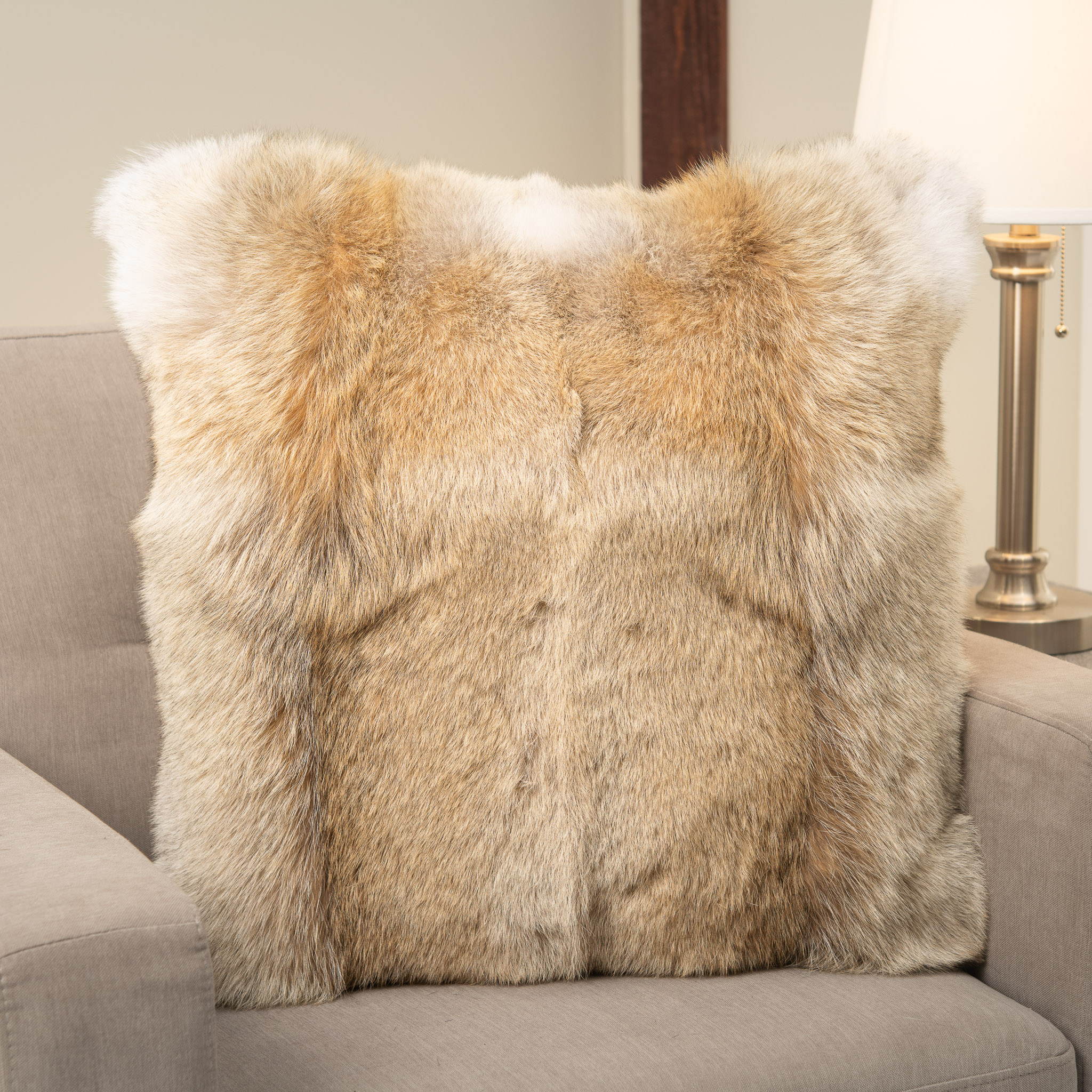 Detail Coyote Fur Pillow Nomer 3