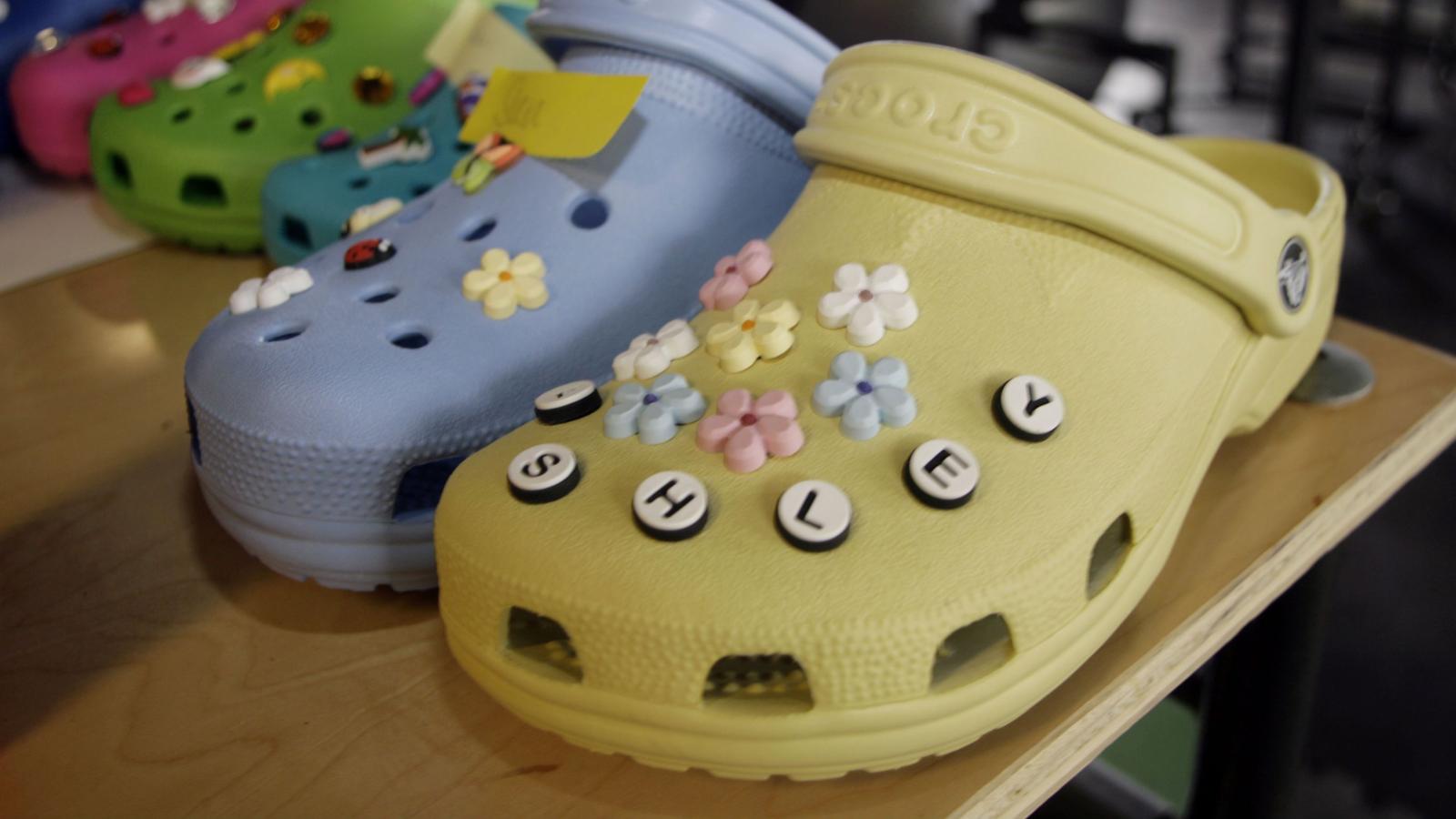 Detail Crocs Shoes Images Nomer 39