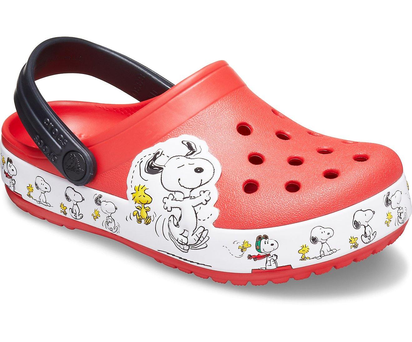 Detail Crocs Snoopy Nomer 2