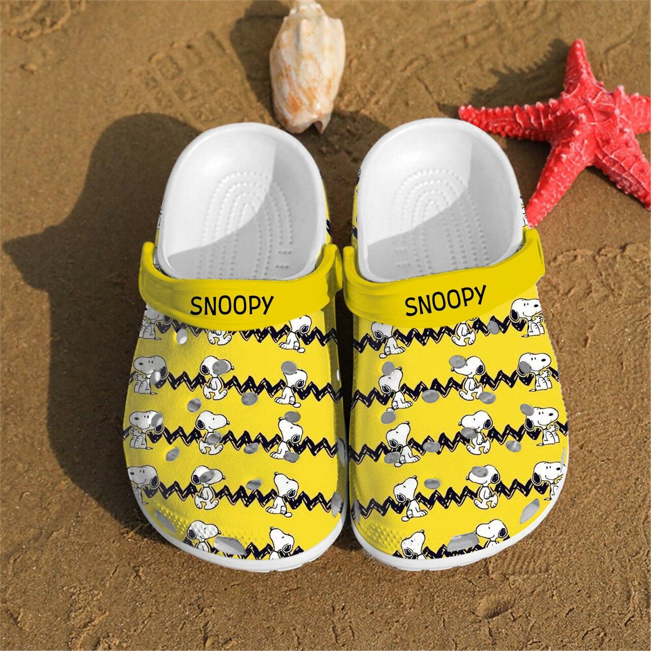 Detail Crocs Snoopy Nomer 11