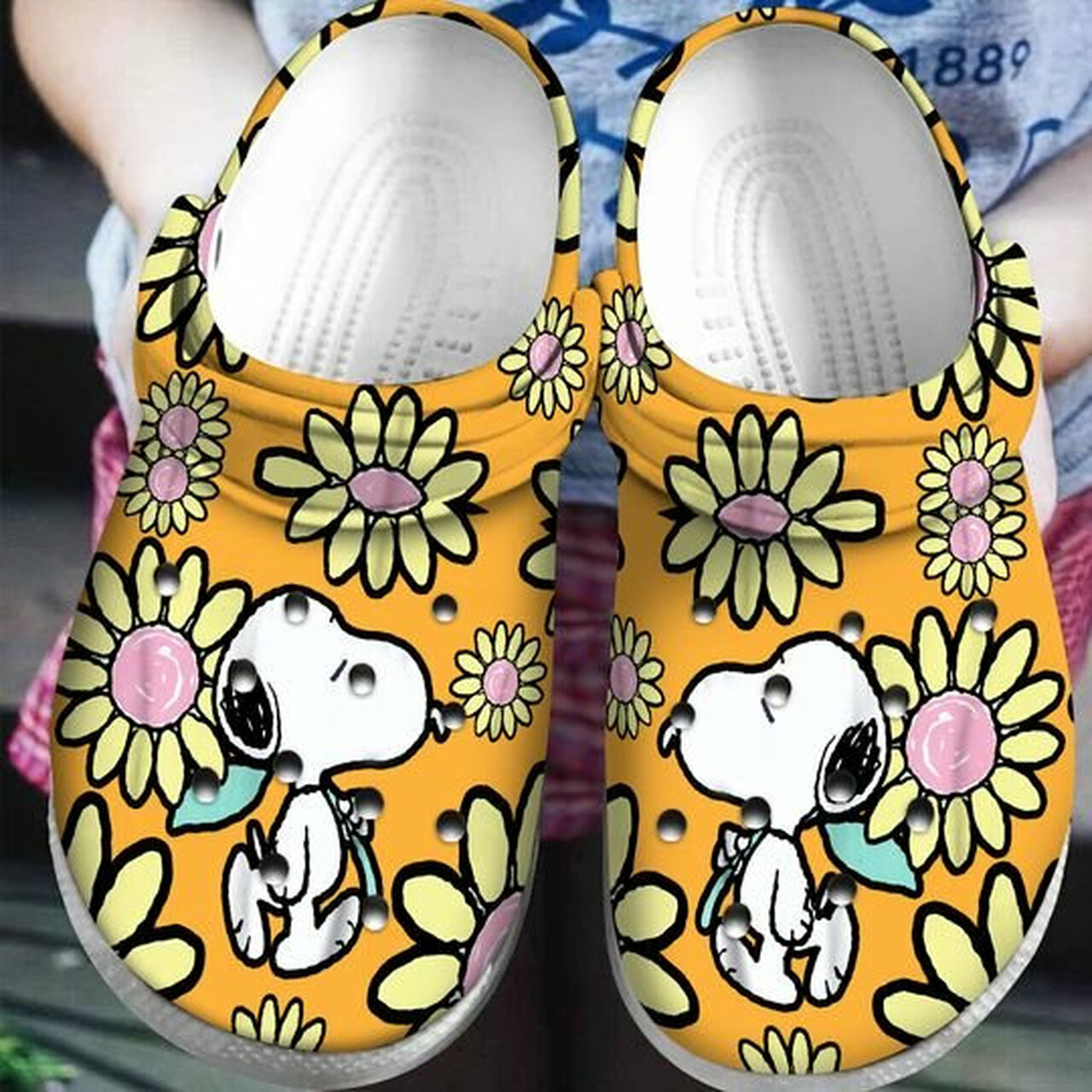 Detail Crocs Snoopy Nomer 32