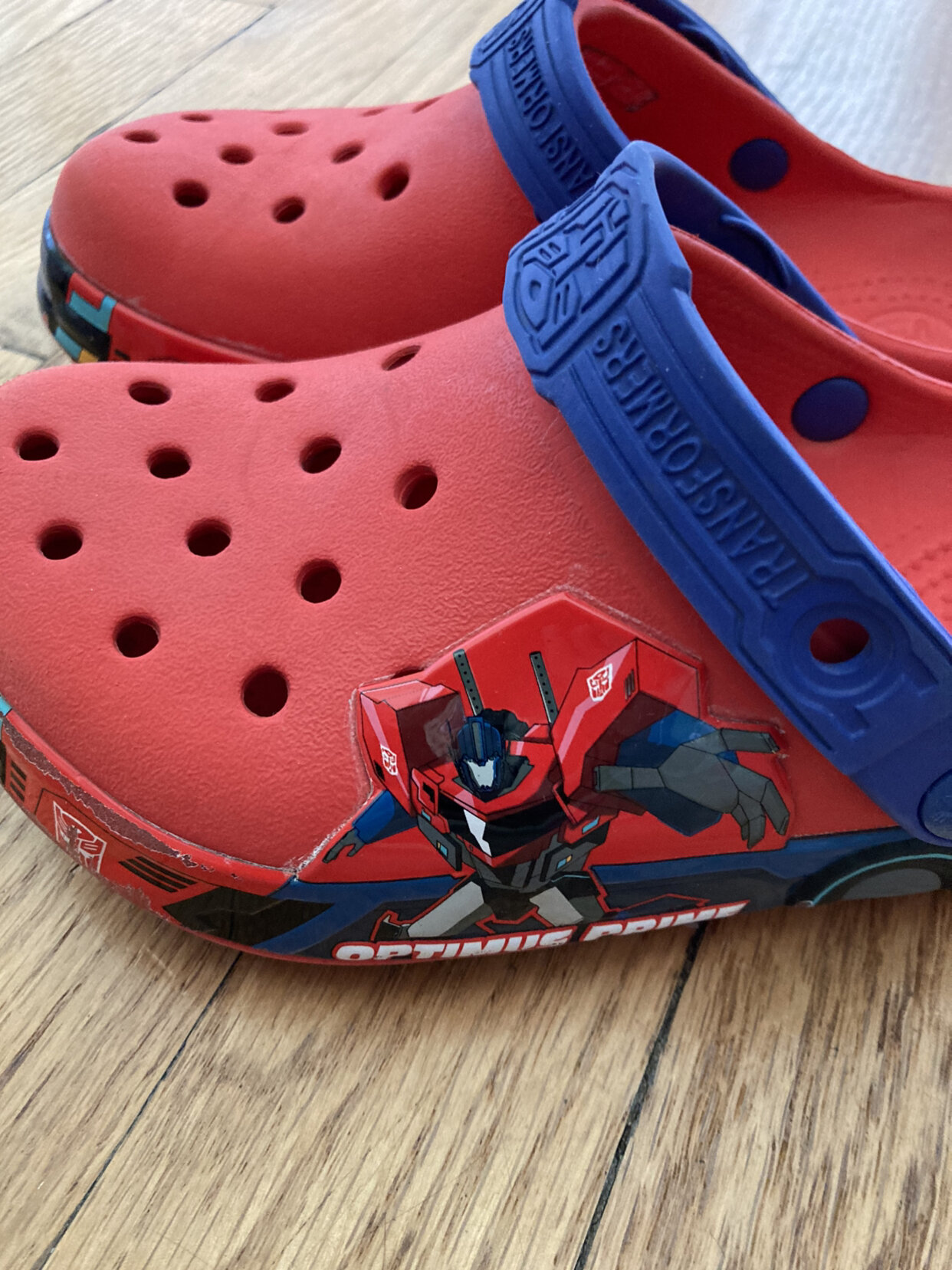 Detail Crocs Transformers Nomer 30