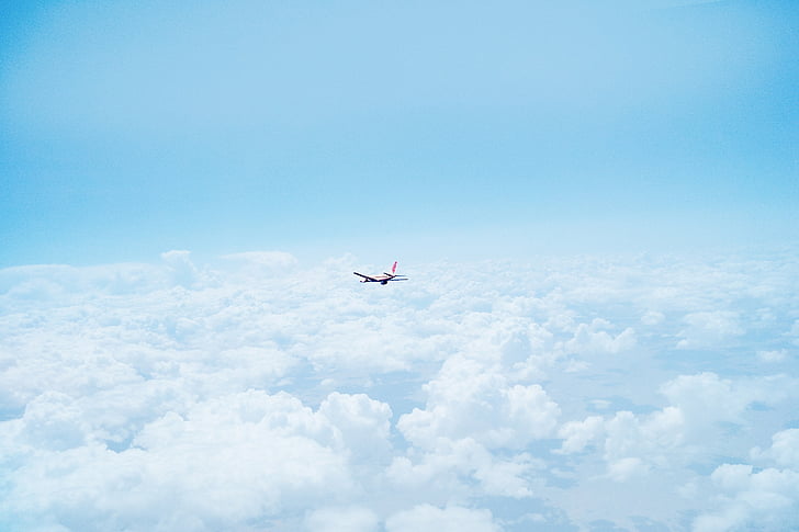 Detail Gambar Pesawat Di Atas Awan Nomer 34