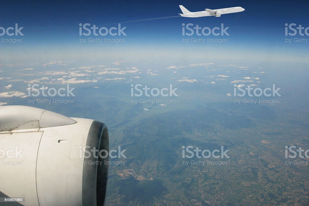 Detail Gambar Pesawat Di Atas Awan Nomer 7