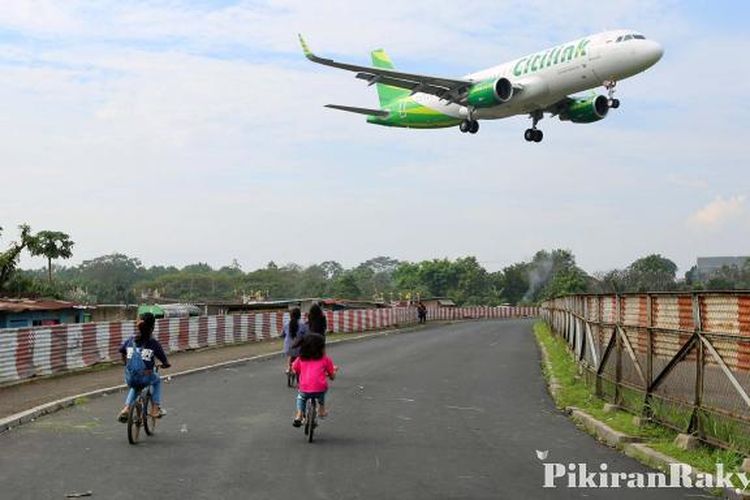 Detail Gambar Pesawat Di Bandara Nomer 12