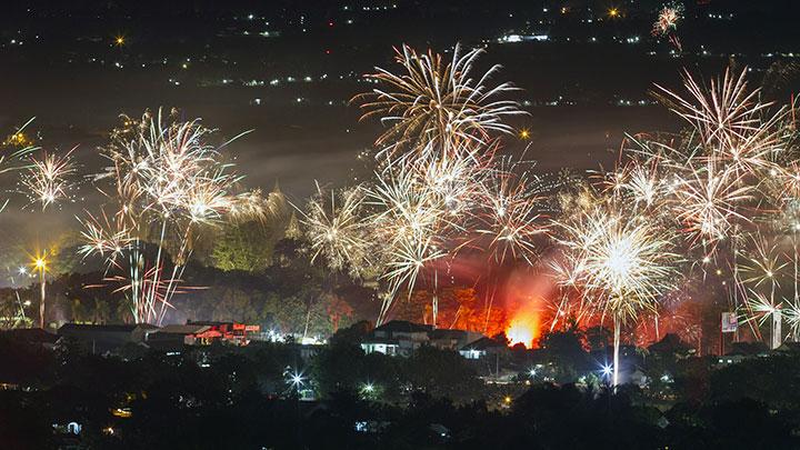Detail Gambar Pesta Kembang Api Tahun Baru Nomer 52