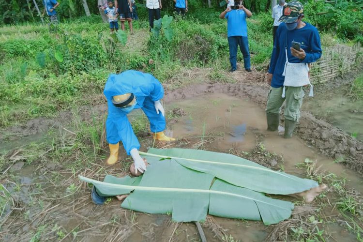 Detail Gambar Petani Mencangkul Nomer 19