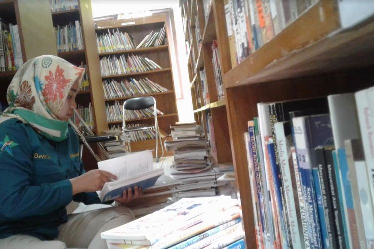 Detail Gambar Petugas Perpustakaan Nomer 28