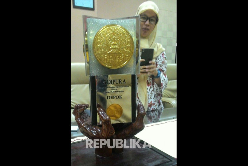 Detail Gambar Piala Adipura Nomer 23