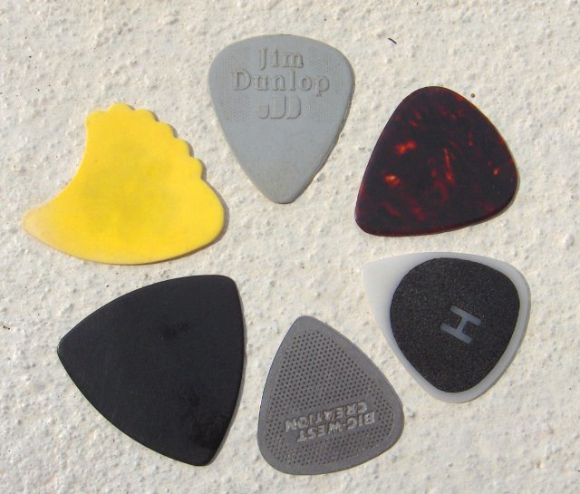 Detail Gambar Pick Gitar Nomer 46