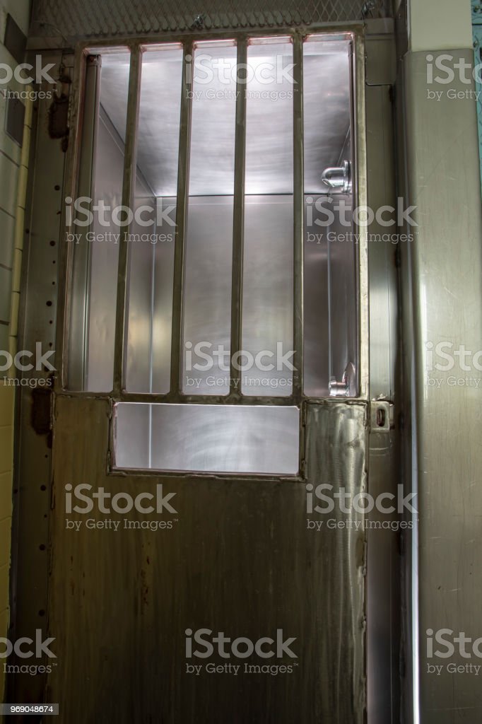 Detail Gambar Pintu Besi Penjara Nomer 25