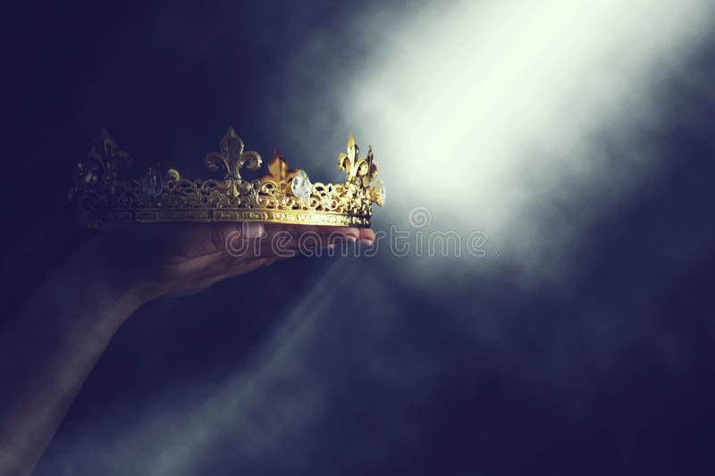 Detail Crown Background Nomer 5