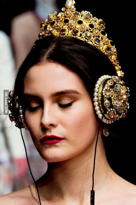 Detail Crown Headphones Dolce And Gabbana Nomer 18