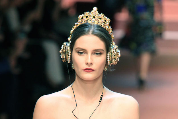 Detail Crown Headphones Dolce And Gabbana Nomer 36