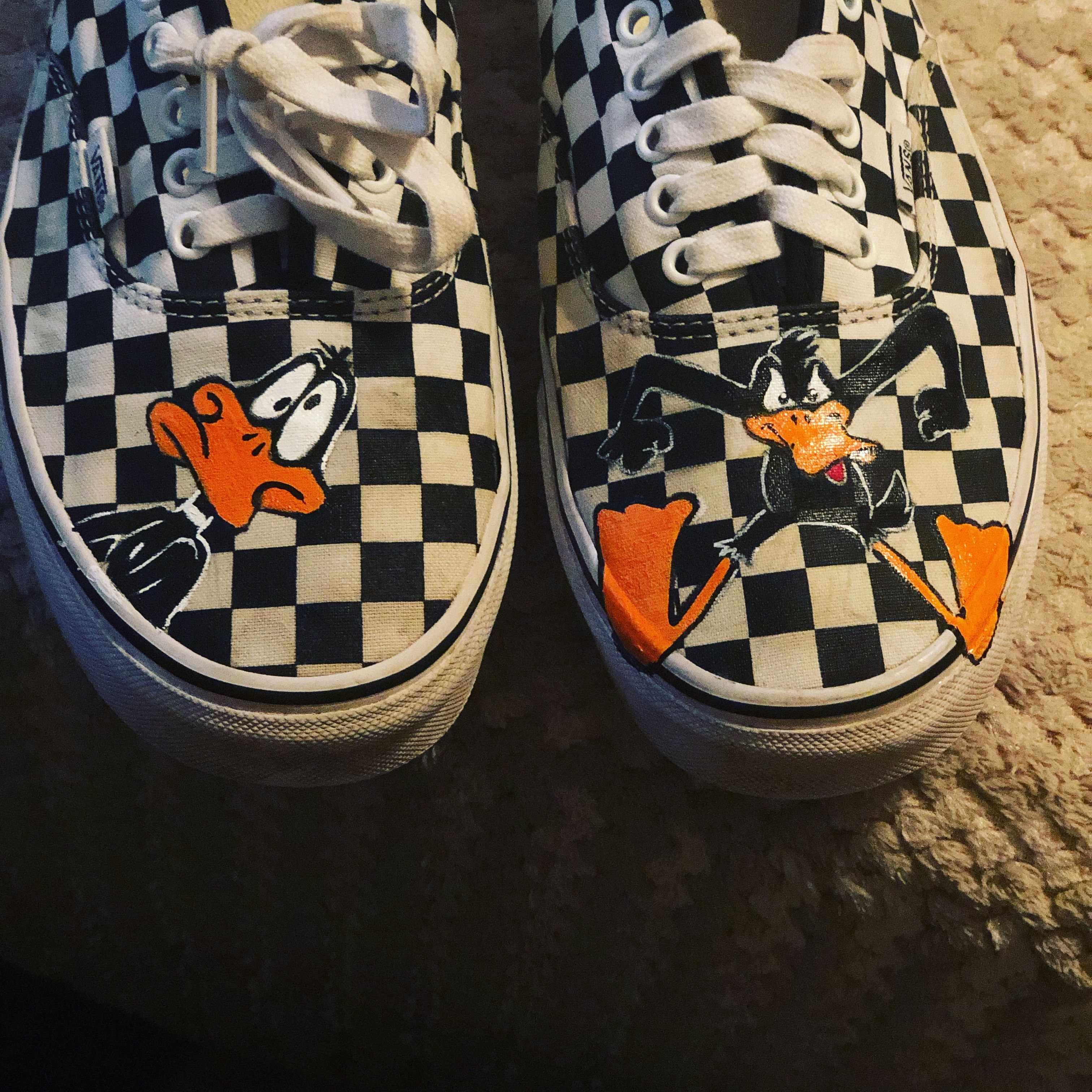 Detail Daffy Duck Vans Nomer 22