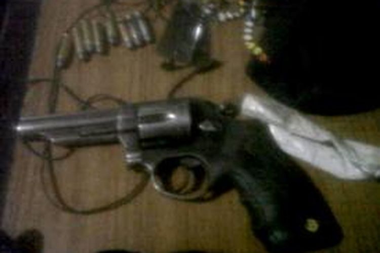 Detail Gambar Pistol Polisi Nomer 35