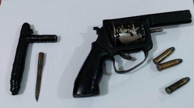 Detail Gambar Pistol Rakitan Lampung Nomer 50