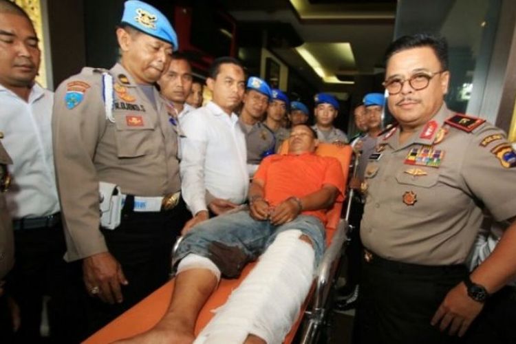 Gambar Polisi Membawa Tahanan - KibrisPDR