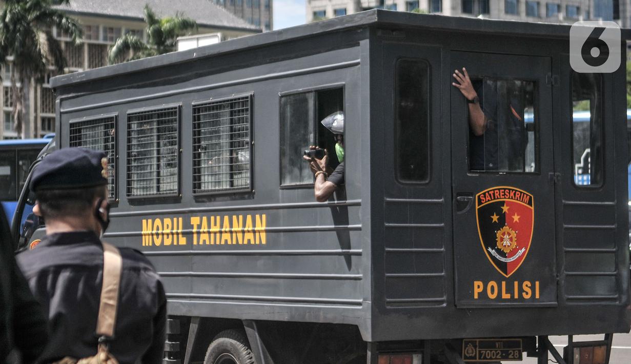 Detail Gambar Polisi Membawa Tahanan Nomer 15