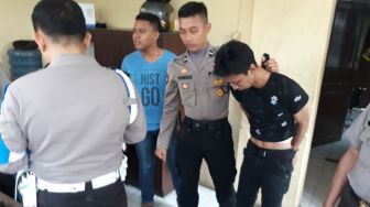 Detail Gambar Polisi Membawa Tahanan Nomer 19